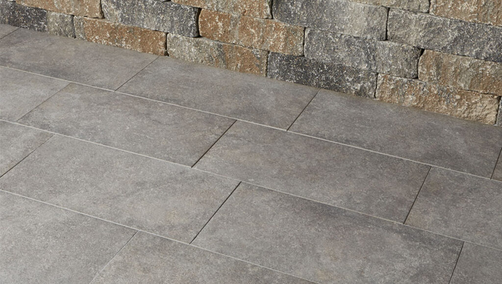 Terrassenplatten aus Keramik vor einer Mauer