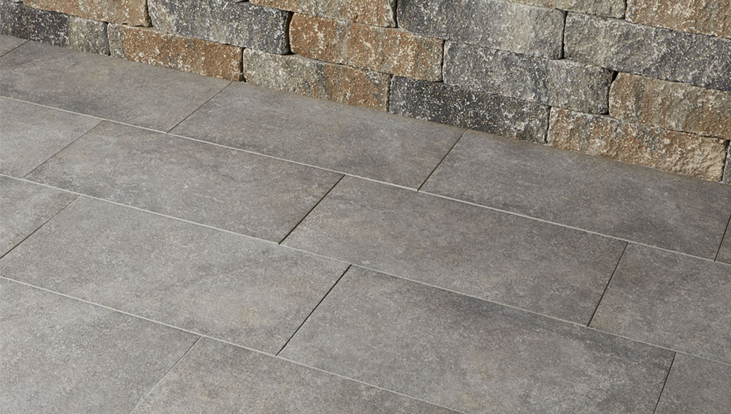 Terrassenplatten aus Keramik vor einer Mauer