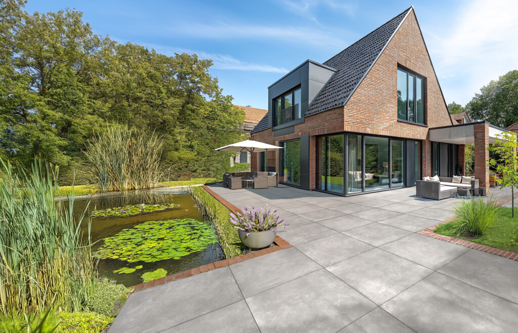 Terrassenplatten Concreto Grey vor einem Haus