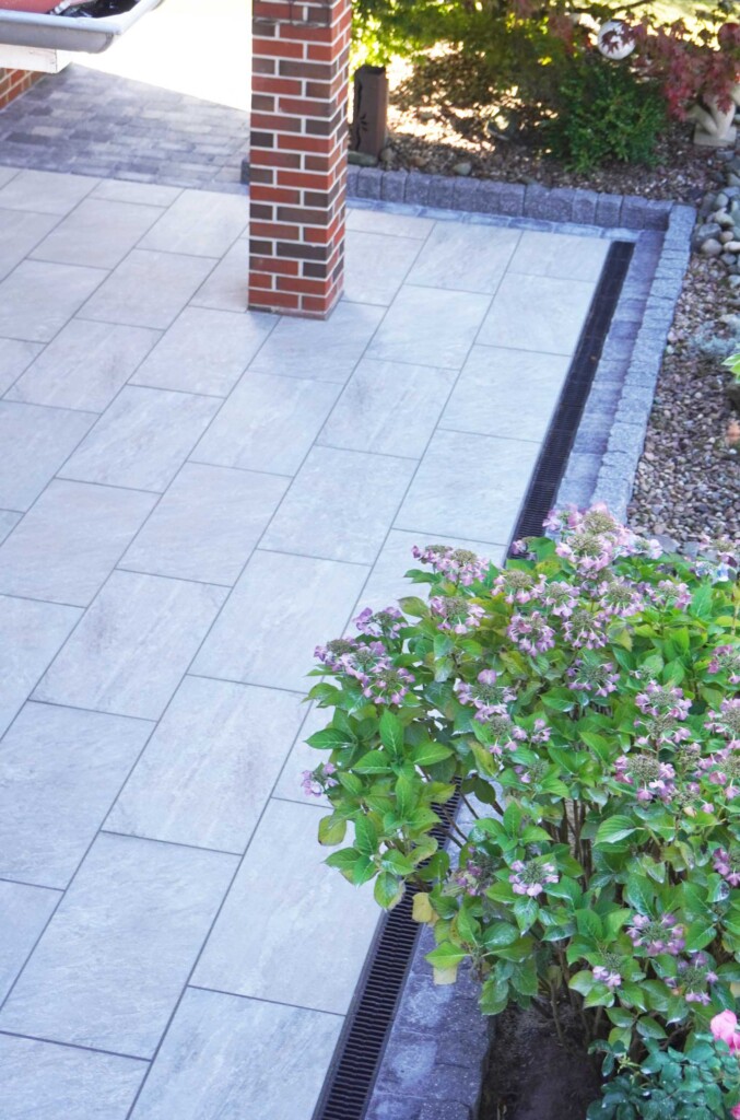 Terrassenplatte Concreto Granito Gris auf einer Terrasse