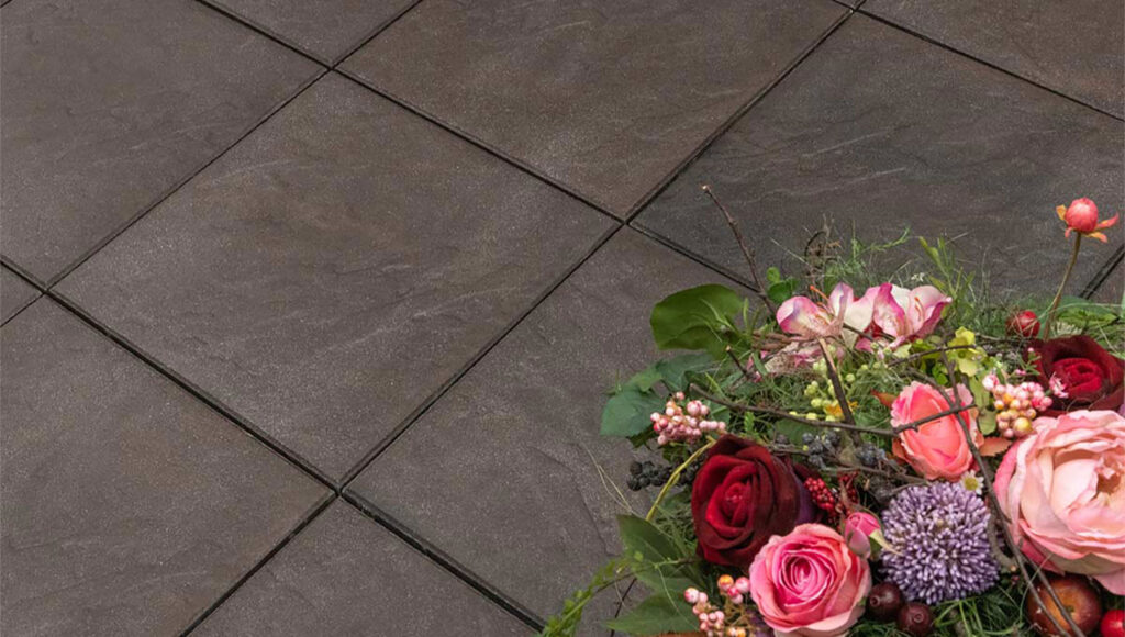Terrassenplatten 40x40 mit Blumenstrauß