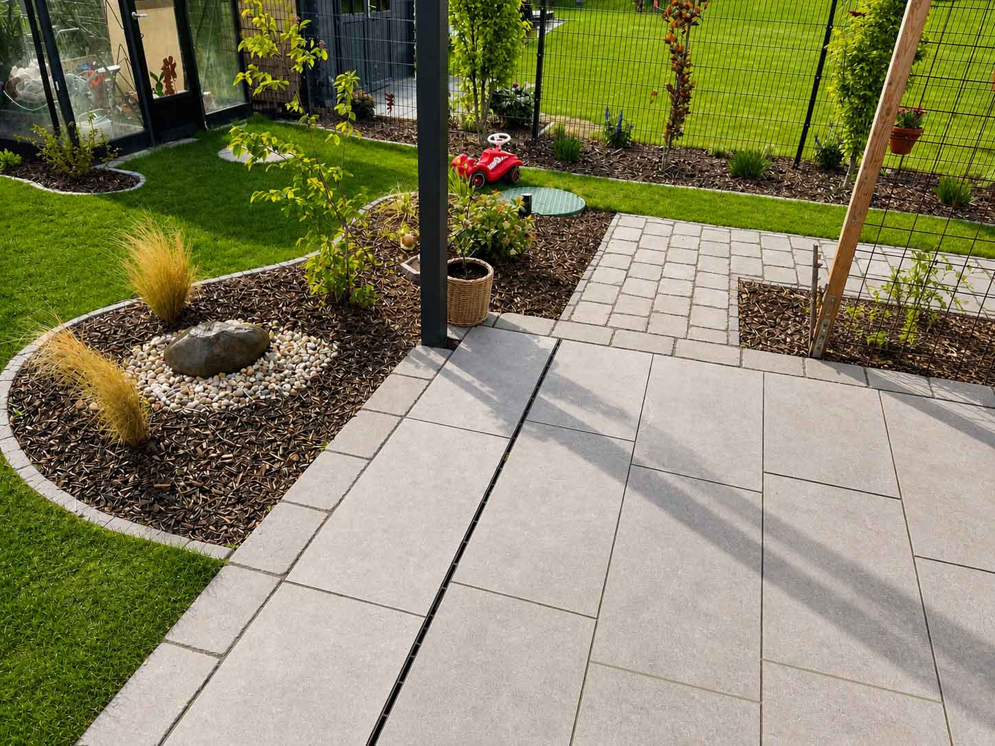 Terrassenplatten Concreto Cemento Grigio 90x45x4 cm im Garten