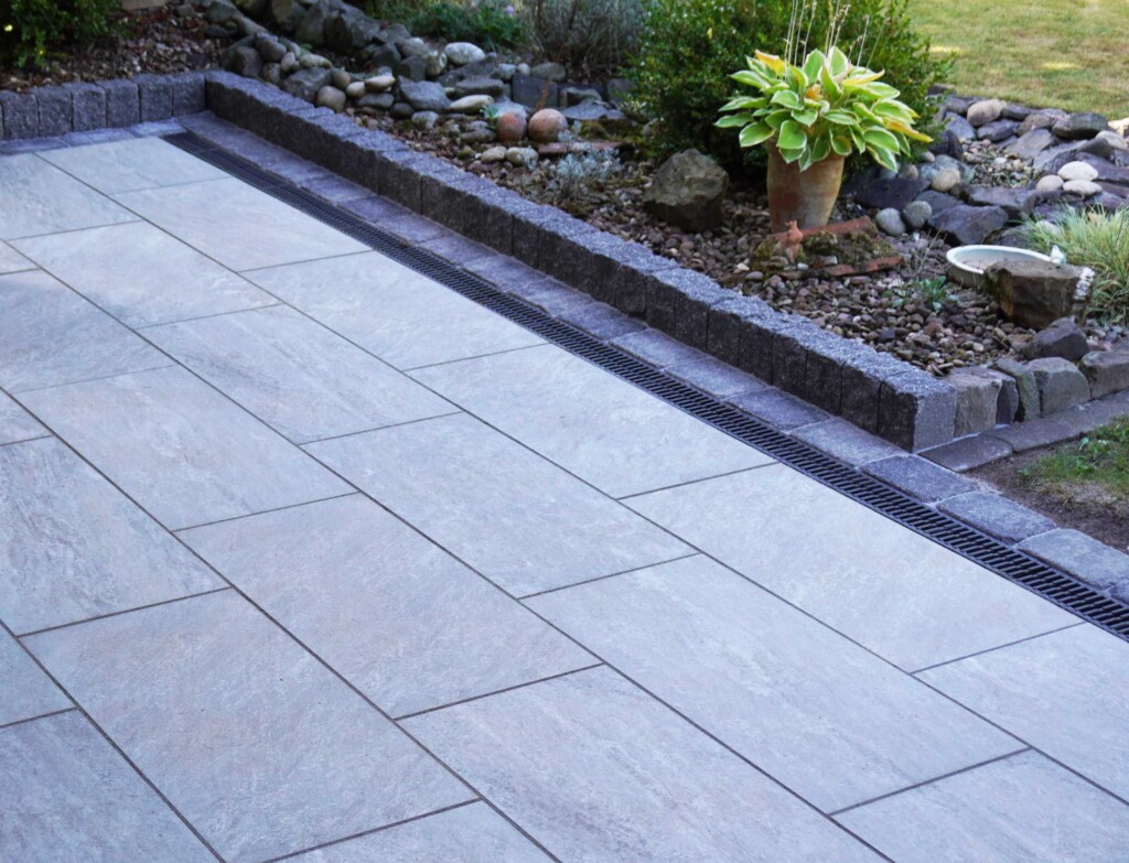 Terrassenplatte Concreto Granito Gris auf einer Terrasse
