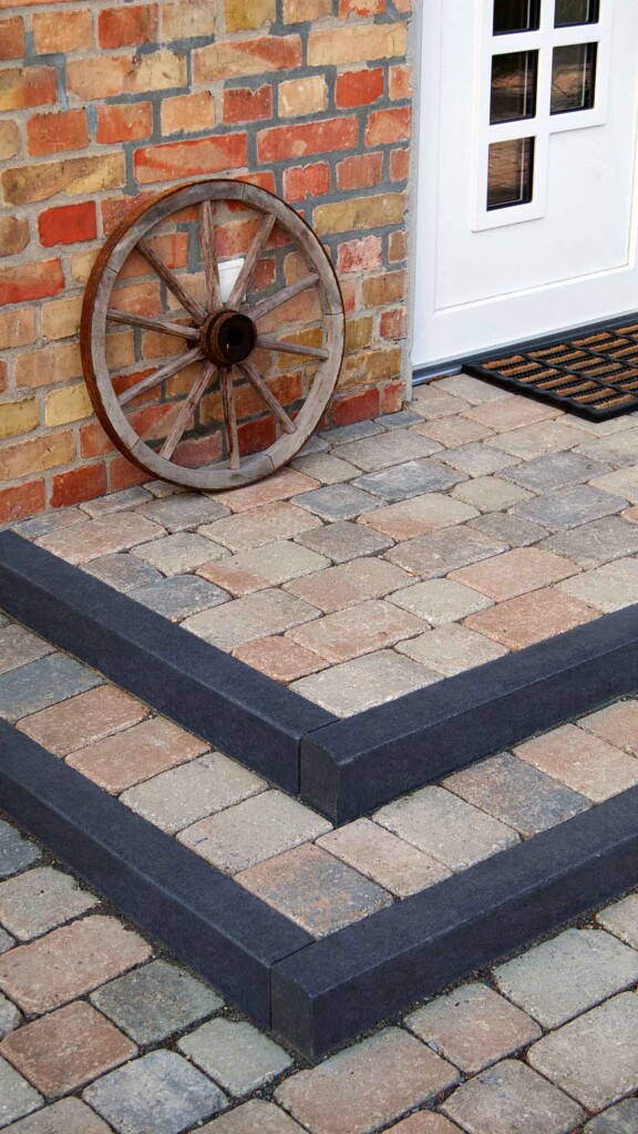 Tiefbordstein anthrazit vor einer Haustür