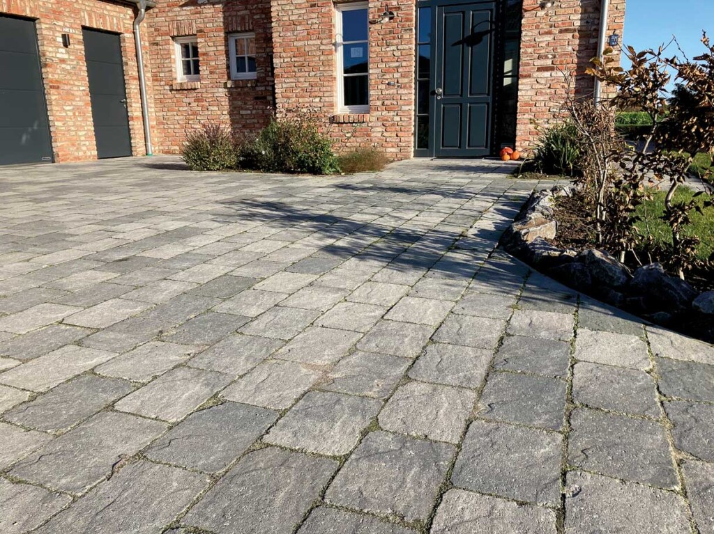 Pflastersteine Tosca Antik vor einem Haus