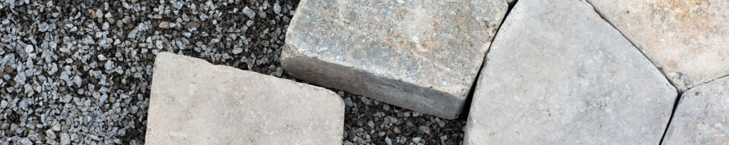 Verlegte Steine auf Schotter